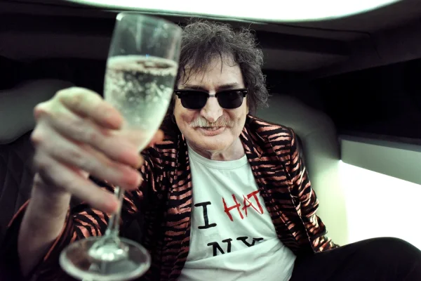 Fanáticos de Charly García se convocan en la puerta de su casa para celebrar su cumpleaños