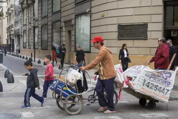 Estiman que la pobreza cayó al 30,7% en los últimos seis meses