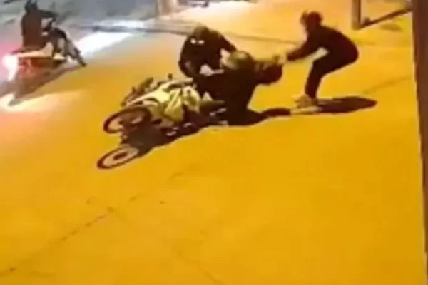 Inseguridad en Córdoba: Motochorros arrastraron a una mujer para robarle