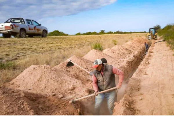 Avanza obra del acueducto que unirá Chañar y Castro Barros