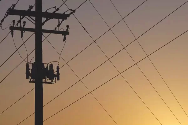 Un hombre intentó arrojarse desde un poste de luz