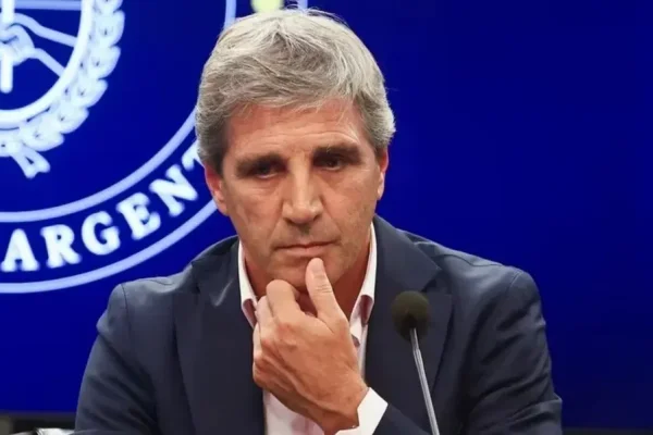 Luis Caputo anunció una reforma laboral y tributaria y negó una devaluación