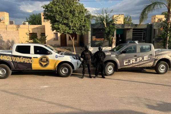 Narcomenudeo: tres detenidos y más de 100 plantas de marihuana