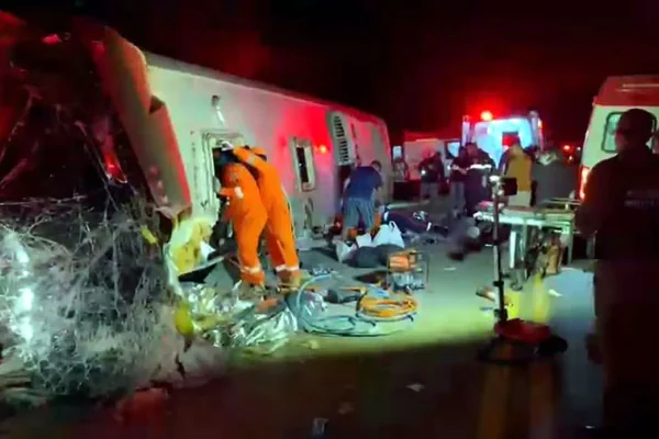 Trágico accidente en Brasil: al menos 17 muertos tras el vuelco de un autobús