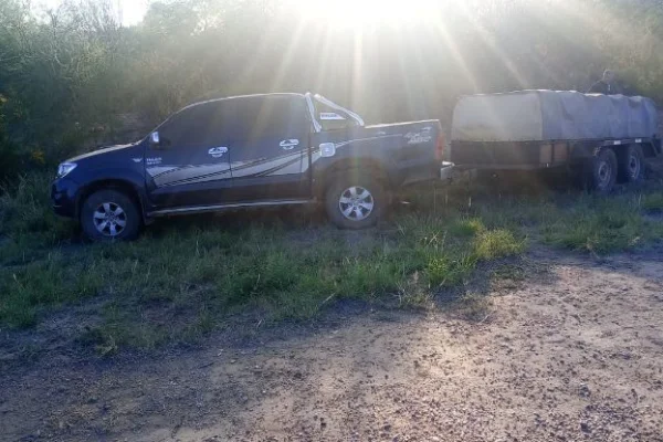 Perdió el control de su camioneta y volcó