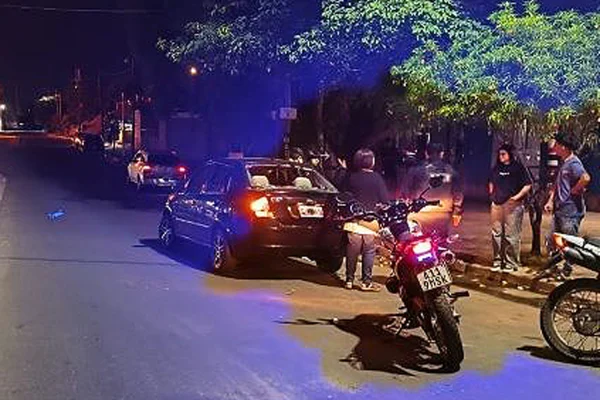 Motociclista chocó un auto y se dio a la fuga