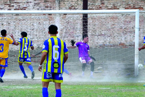 Fútbol: Defensores aprovechó su momento y se llevó el triunfo en el Regional