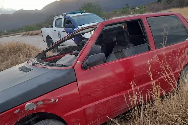Un auto volcó y dejó heridos leves en la capital