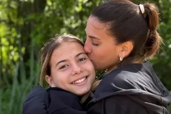 Cinthia Fernández apareció de sorpresa en el viaje de egresados de sus hijas