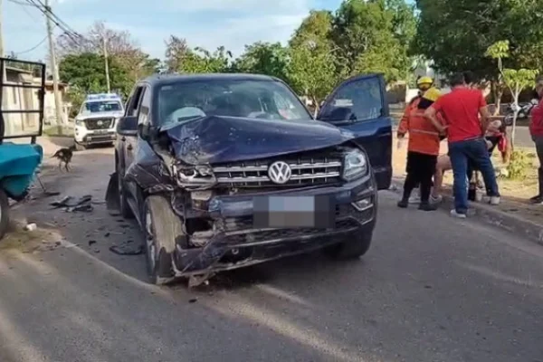 Una mujer chocó a una camioneta estacionada y sufrió lesiones