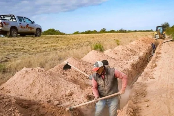 Avanza la construcción del acueducto Chañar -  Castro Barros
