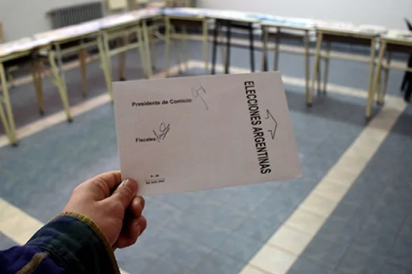 Elecciones 2025: multas de $77.000 a las personas que se saquen fotos con su voto
