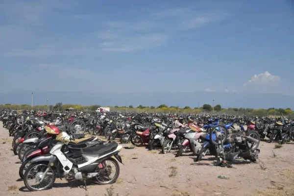 Una mujer se encadenó para que le devuelvan su moto que será rematada