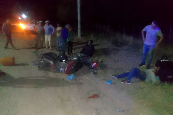 Dos motocicletas chocaron de frente y sus conductores terminaron con serias heridas