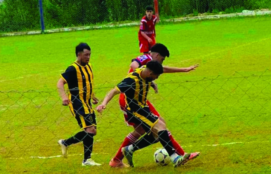 Independiente venció a Peñarol y trepó a la cima.