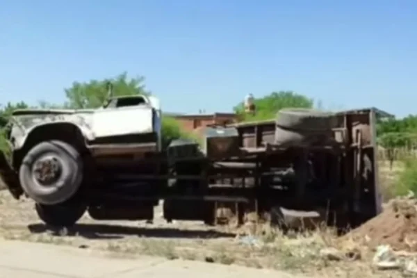 Un camión volcó al descargar tierra en avenida Yacampis