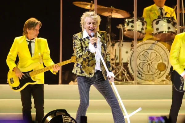 A los 80 años, Rod Stewart encendió el Movistar Arena con un show elegante y glamoroso