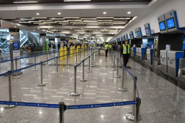 Aerolíneas Argentinas: viernes con demoras y cancelaciones por una medida de fuerza