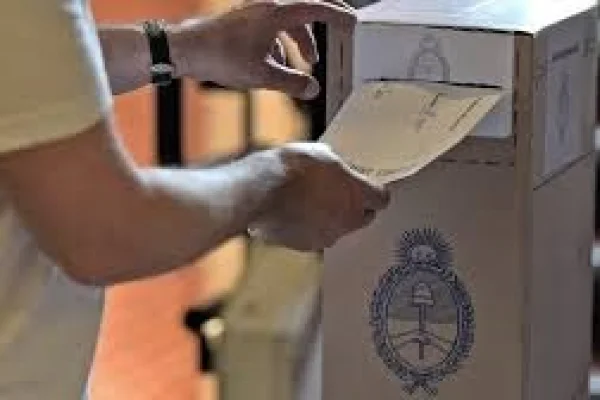 Se renuevan 18 bancas en siete departamentos de La Rioja