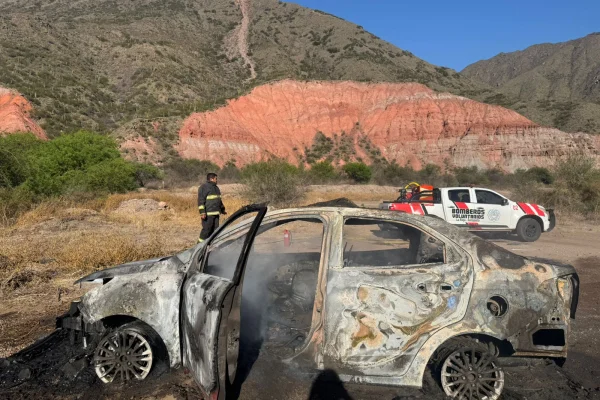 Un automóvil se incendió y se consumió en su totalidad
