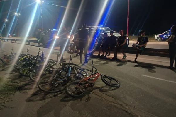 La Policía demoró a adolescentes por maniobras peligrosas.