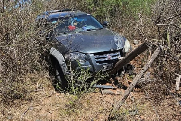 Una conductora despistó y terminó adentro de un campo