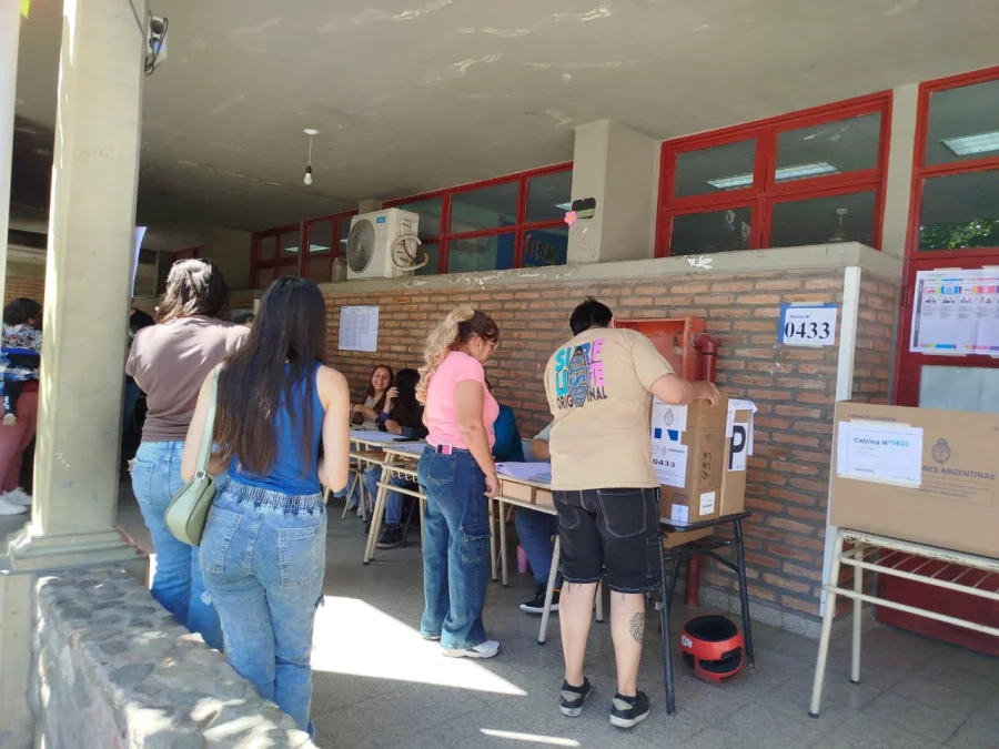 Filas de espera de cinco a seis personas por mesa en la Escuela La Rioja Española