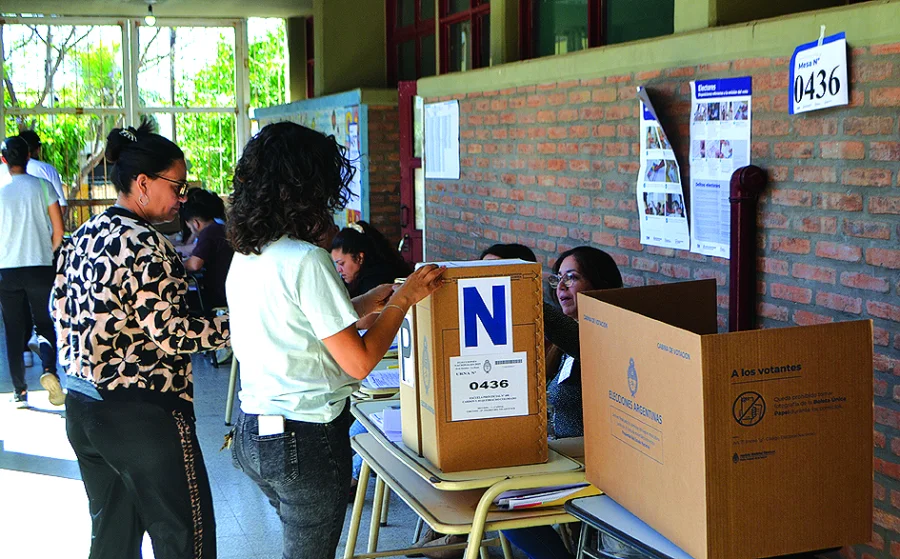 Visibles las dos urnas. Para el estamento de diputados nacionales, con la BUP, los capitalinos debieron ingresar al cubículo y marcar la opción deseada.
