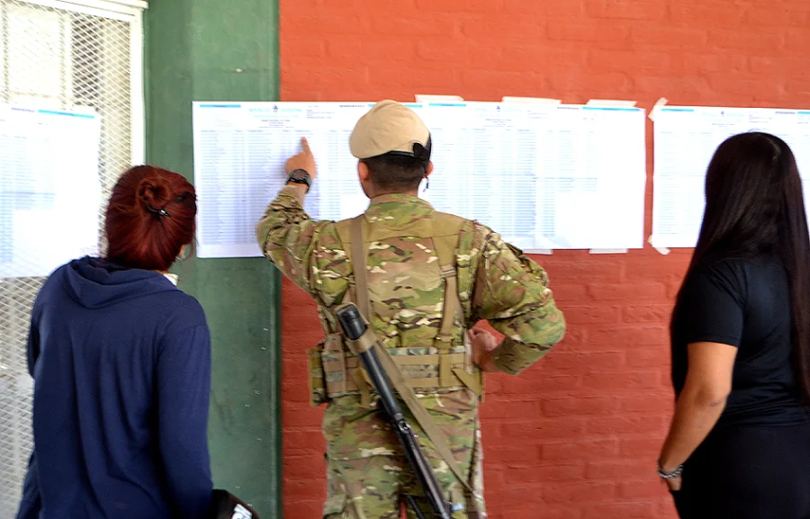 Consultas. Un gendarme ayuda a dos vecinas, quienes tenían duda sobre la mesa donde debían votar.