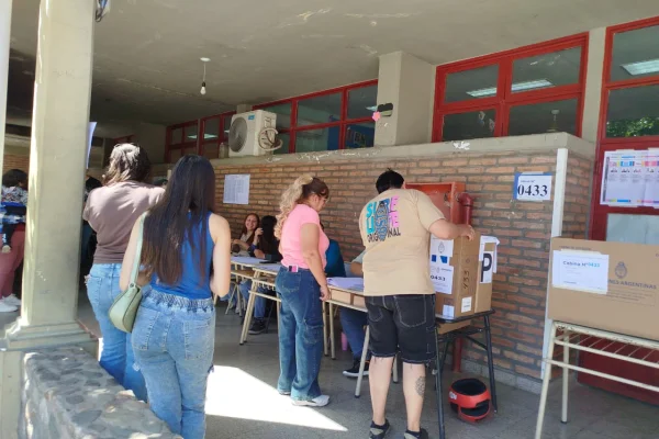 Importante convocatoria a las urnas durante la mañana electoral riojana