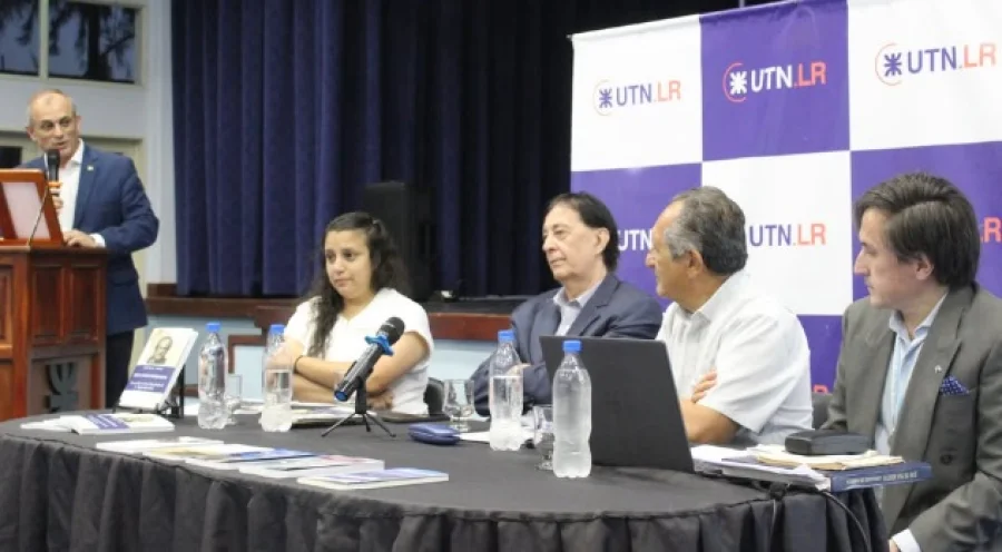 Presentaron el nuevo libro del Dr. Héctor Oyola, impulsando así el fomento cultural en esa Universidad.
