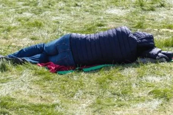 Motociclista dejó su moto al costado de la ruta y se puso a dormir en el pasto