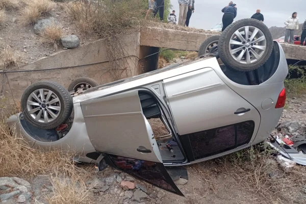 Espectacular vuelco en Malanzán dejó dos heridos