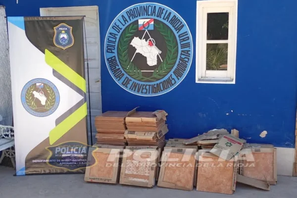 La Policia recuperó un iPhone 13 y varias cajas de cerámicos