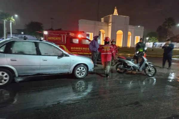 Siniestro vial entre auto y motocicleta dejó a una mujer herida
