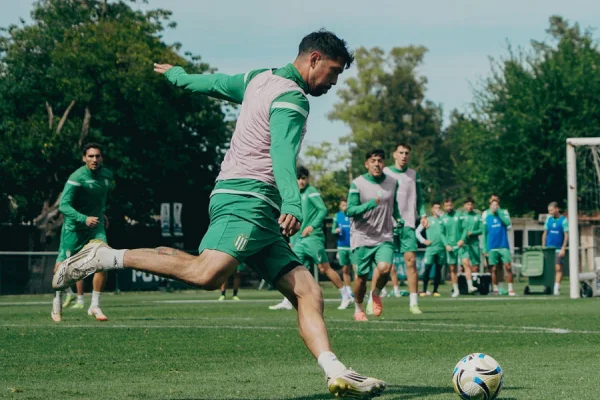 Banfield levantó el paro por deuda salarial: el equipo volvió a entrenar pensando en Lanús
