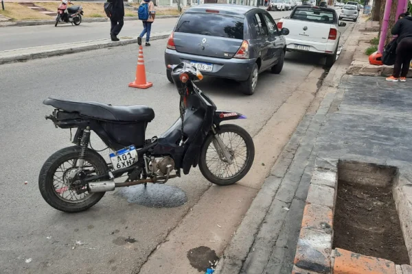 Un jóven chocó su motocicleta contra un auto estacionado y sufrió heridas