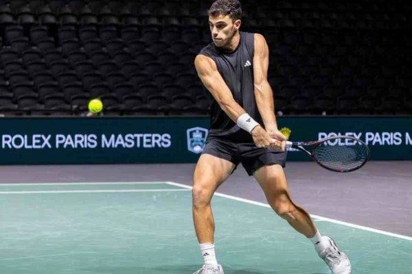 Sufridísimo triunfo de Cerúndolo para meterse en los octavos de final del Masters 1000 de París