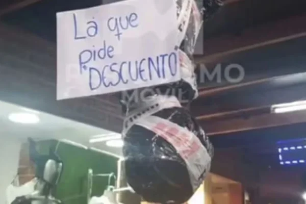 Un negocio de Jujuy hizo una publicidad con un maniquí para recrear un femicidio y provocó repudio