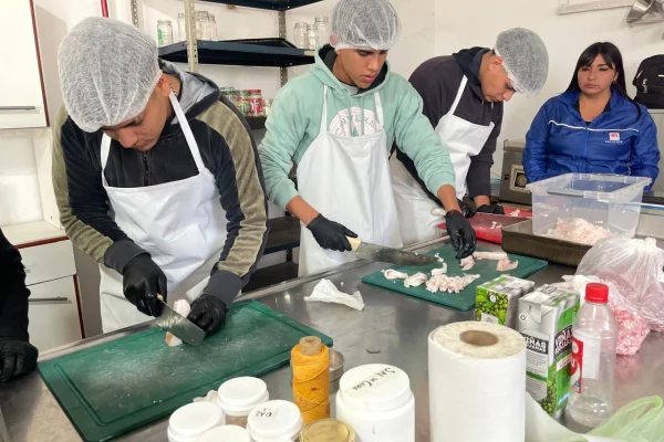 Estudiantes agrotécnicos de Chañar se capacitaron en buenas prácticas de manifactura