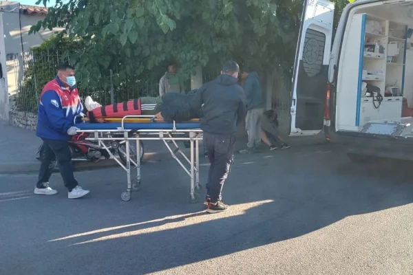 Una mujer se fracturó una pierna tras un choque de motocicletas