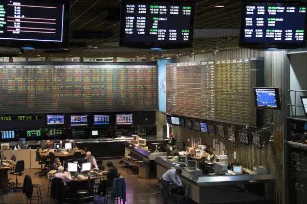 La Bolsa tuvo una suba histórica y se desplomó el riesgo país