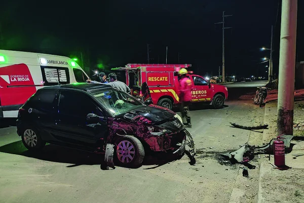 Conductora resultó herida tras colisionar con un poste de luz