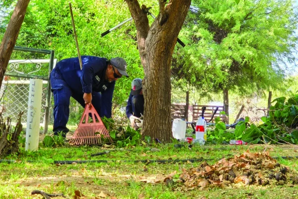 La Municipaldad embellece epacios de la Escuela Rural N° 3