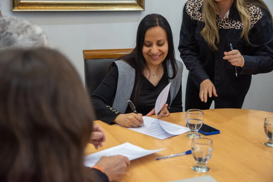 Se celebró recientemente el Acuerdo Individual de Pasantía entre la UNLaR, Hilado S.A.
