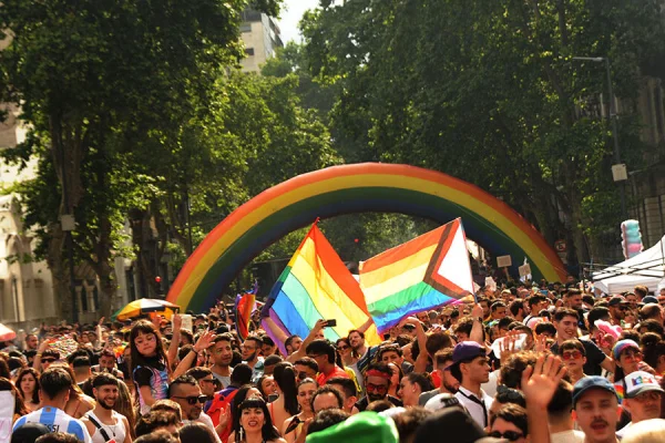 Marcha del Orgullo 2025, en vivo: miles de personas se movilizaron al Congreso con música, baile y mucho glitter