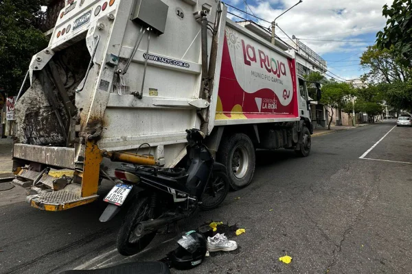 Menor a bordo de una motocicleta chocó con un camión y sufrió fracturas