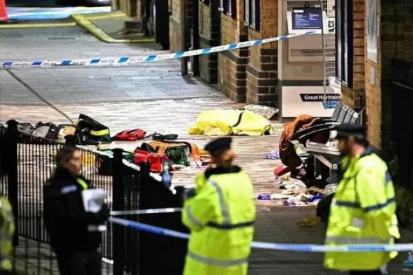 Horror en el tren de Londres: ataque masivo con cuchillo dejó 10 apuñalados