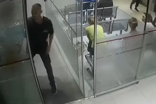 Intentó llevarse a su madre sin el alta y destrozó una clínica con un fierro en La Plata