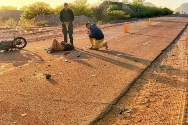 Una mujer iba a trabajar, la chocaron y sufrió fracturas